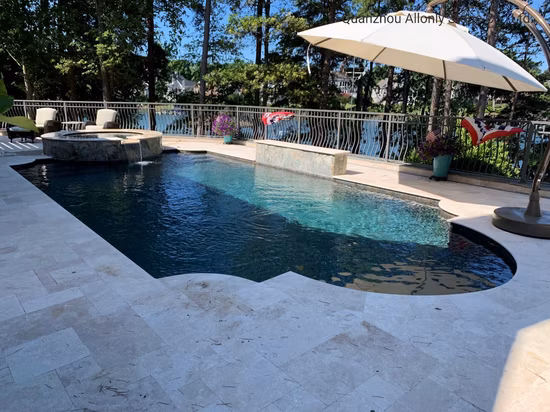 Piscina de travertino curvado natural com design de pavimentação de pedra para pátio